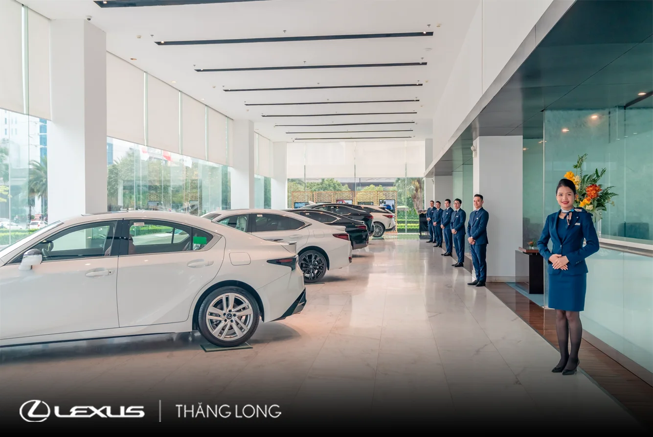 Sảnh trưng bày xe Lexus hybrid tại Lexus Thăng Long, Cầu Giấy