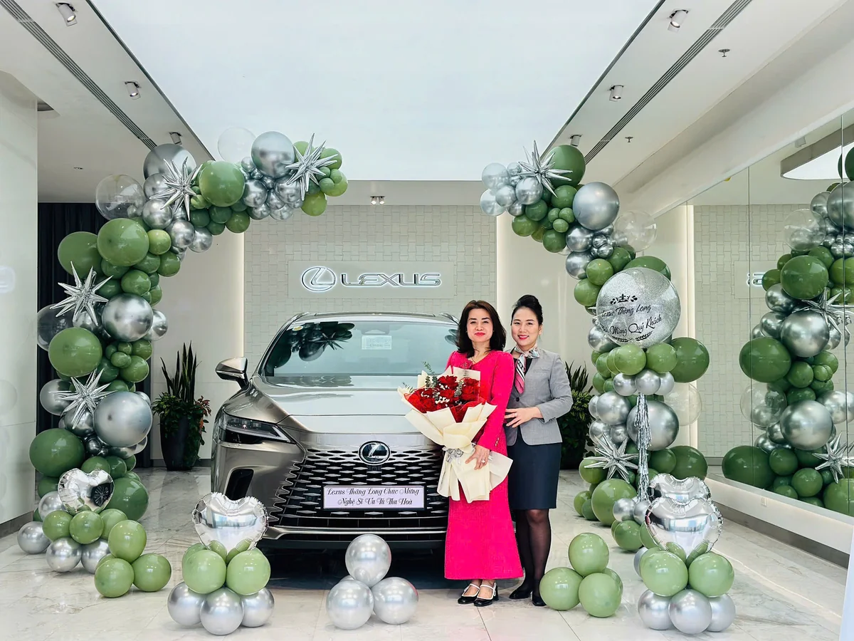 Khoảnh khắc cùng khách hàng bên xe Lexus và hoa tại showroom