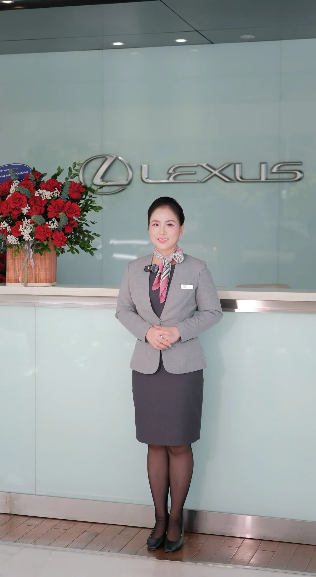 Thu Hà, chuyên viên tư vấn, tại quầy lễ tân Lexus Thăng Long