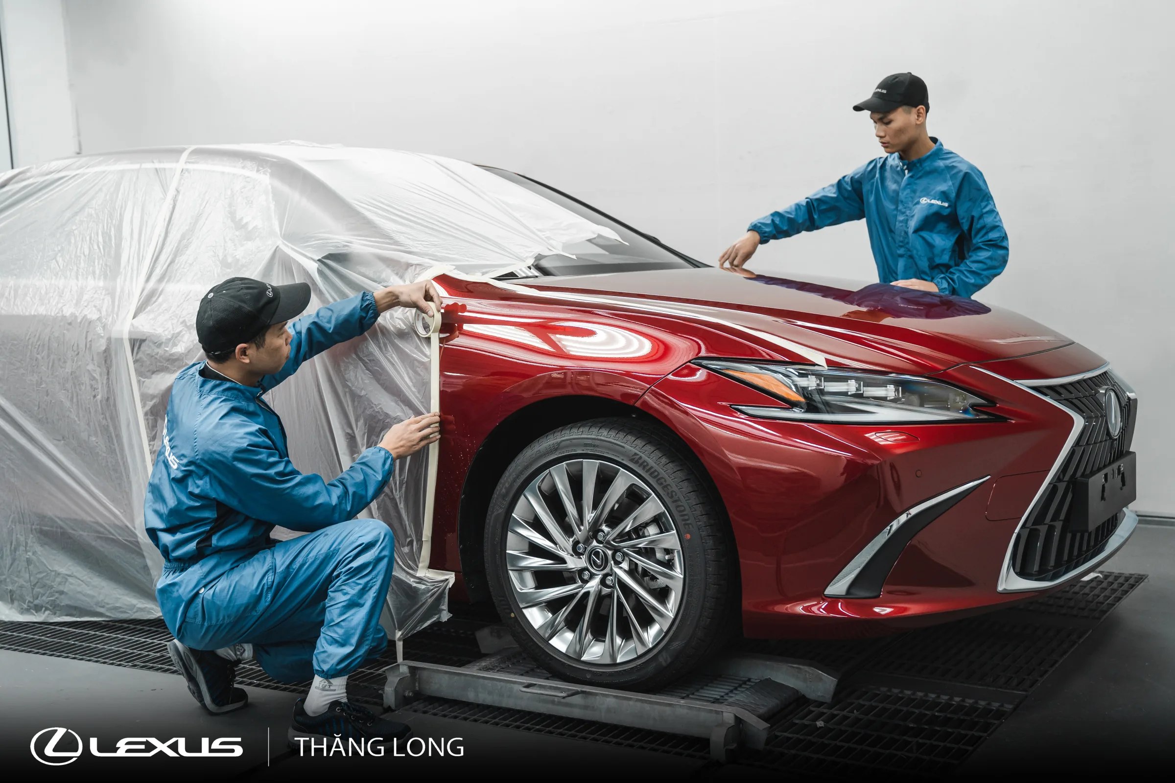 Kỹ thuật viên chăm sóc Lexus ES tại xưởng Lexus Thăng Long
