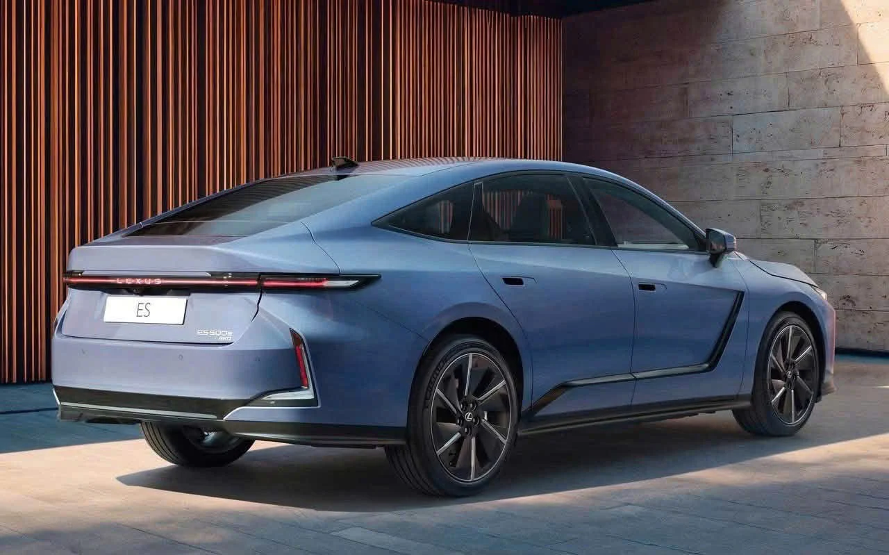 Lexus ES — đuôi xe dáng fastback