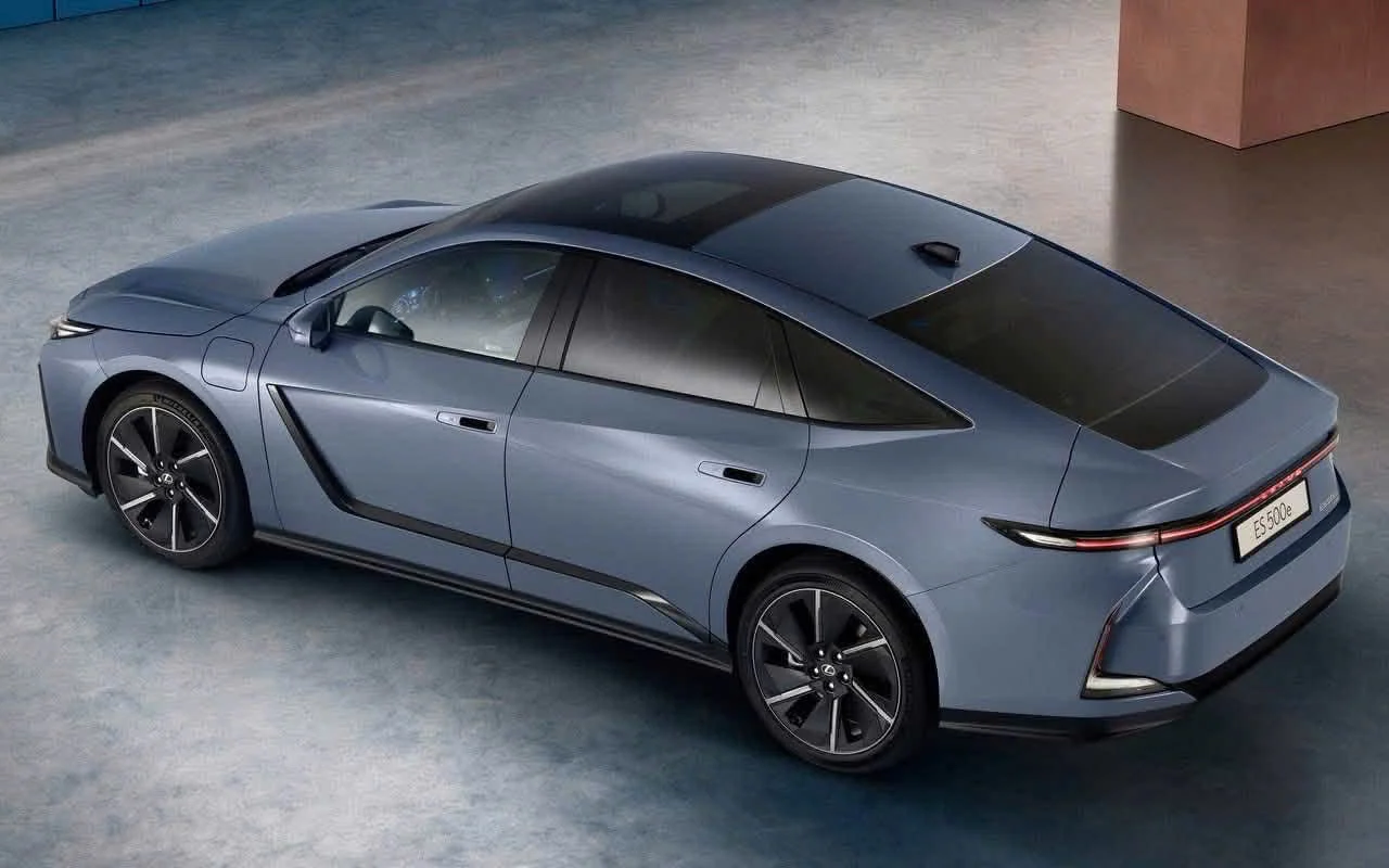 Lexus ES — mái xe nhìn từ trên cao
