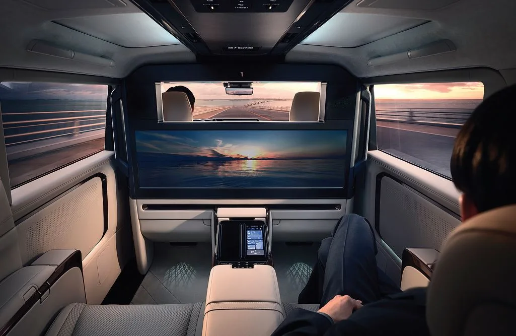 Khoang hành khách Lexus LM 4 chỗ với màn hình 48 inch