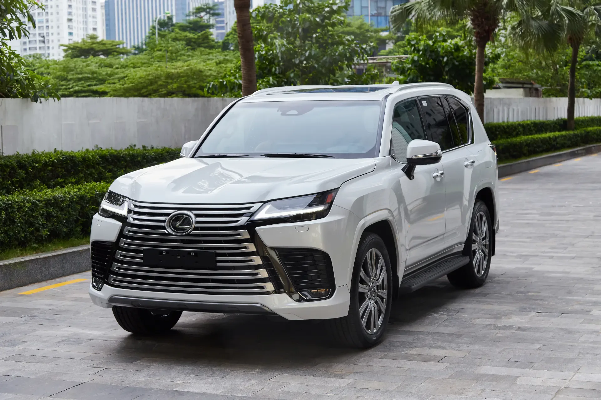 Lexus LX 600 màu trắng tại Lexus Thăng Long