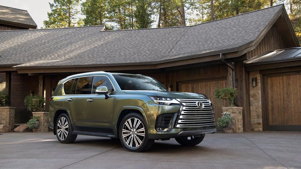 Lexus LX 600 màu xanh rêu
