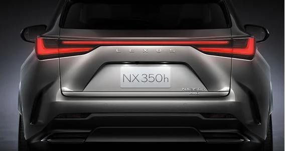 Đuôi xe với chữ LEXUS