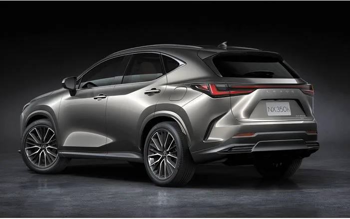 Lexus NX 350h màu xám nhìn từ phía sau