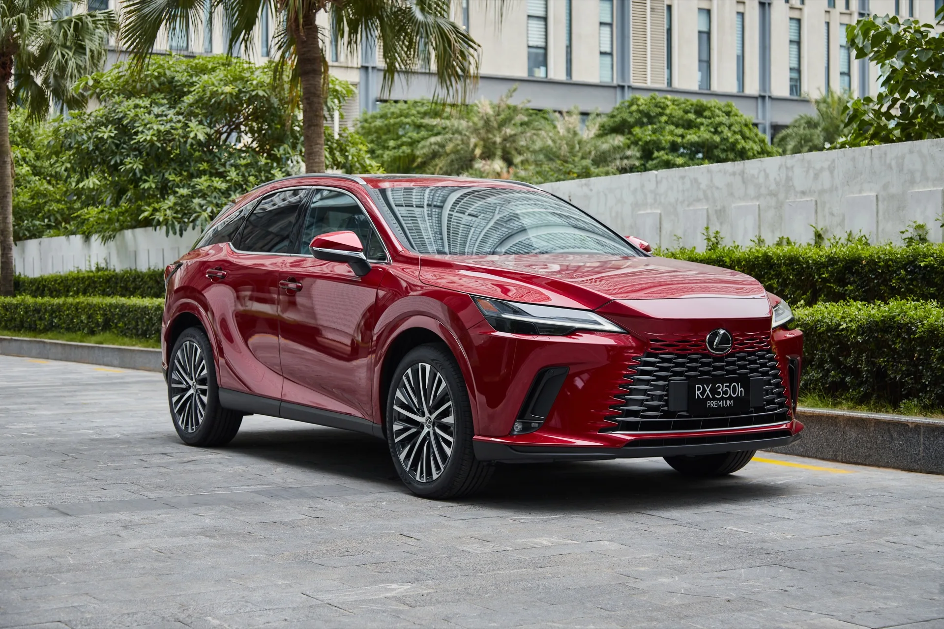 Lexus RX 350h màu đỏ tại Lexus Thăng Long