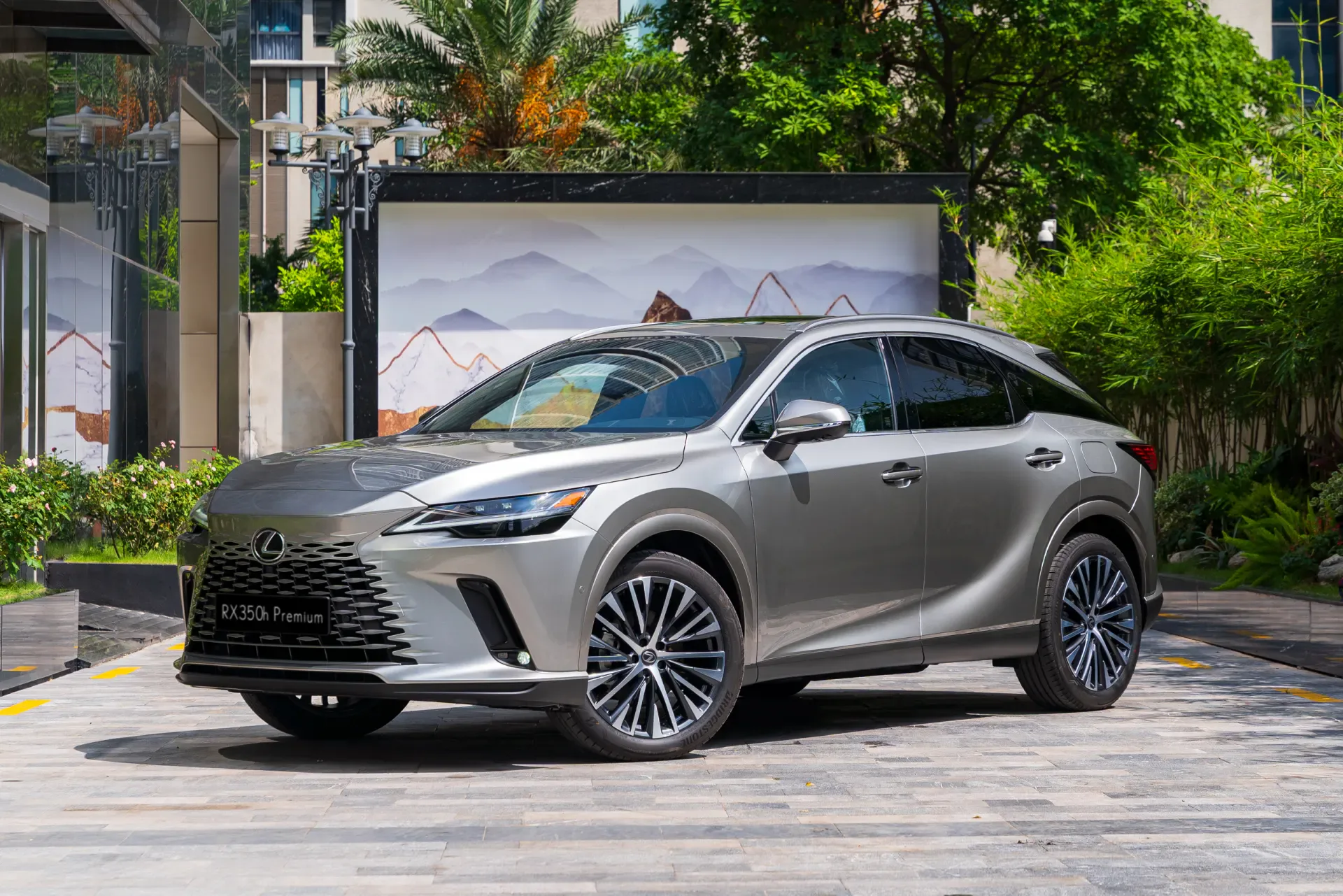 Lexus RX 350h hay RX 500h: chọn bản nào cho bạn?