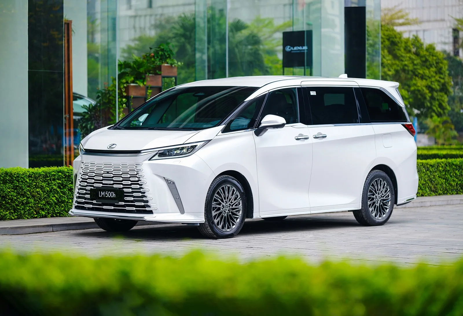 Giá Lăn Bánh Lexus LM 500h 6 Chỗ Tại Hà Nội Chi Tiết 2026